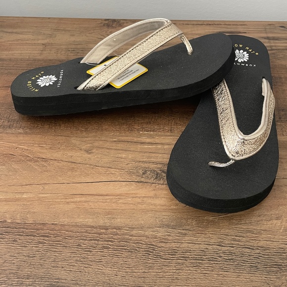 Yellow box Mellow Mat flip flops with metallic gold straps. Size 7.5, NWT - Picture 6 of 6